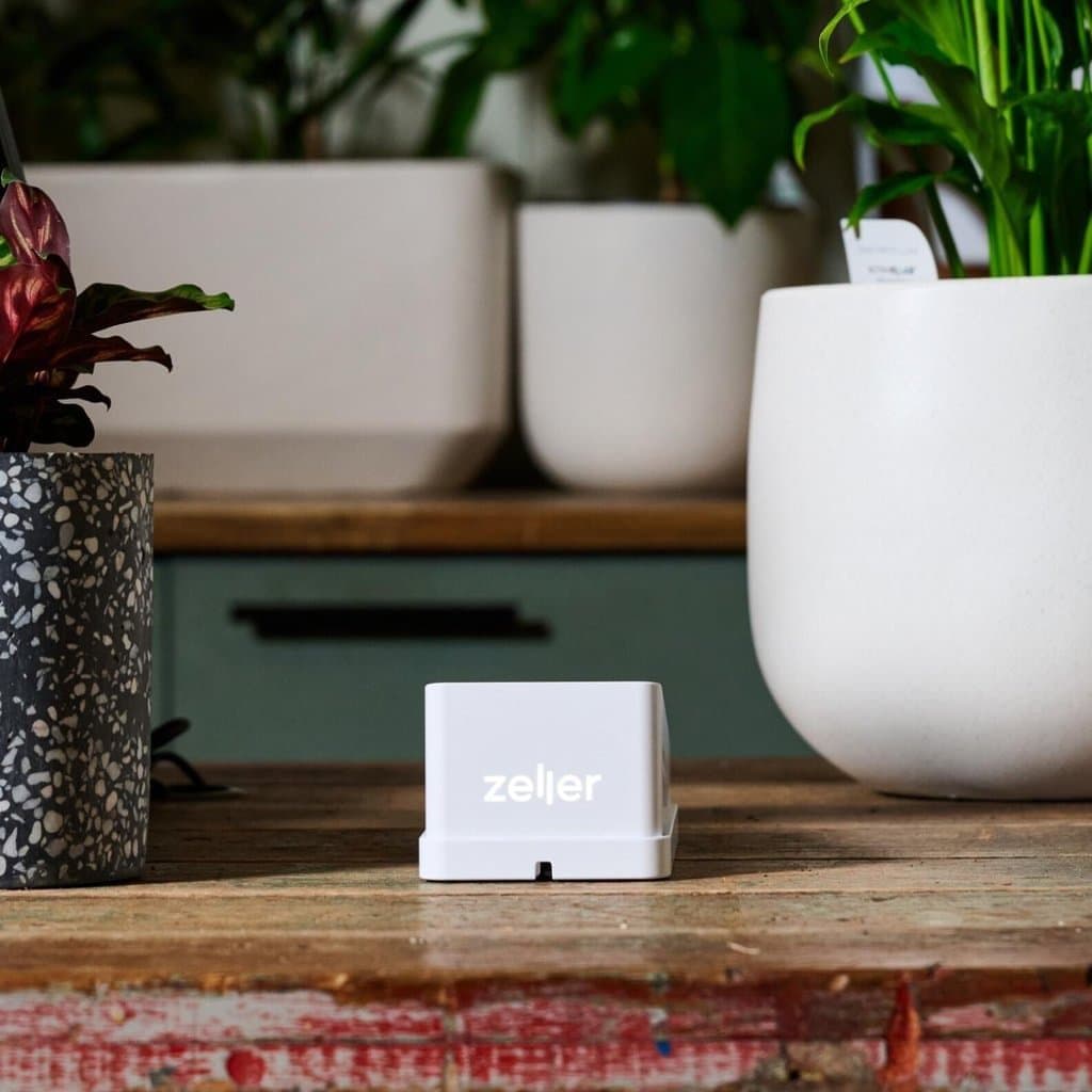 EFTPOS terminal in a plant shop - White Zeller Terminal 2