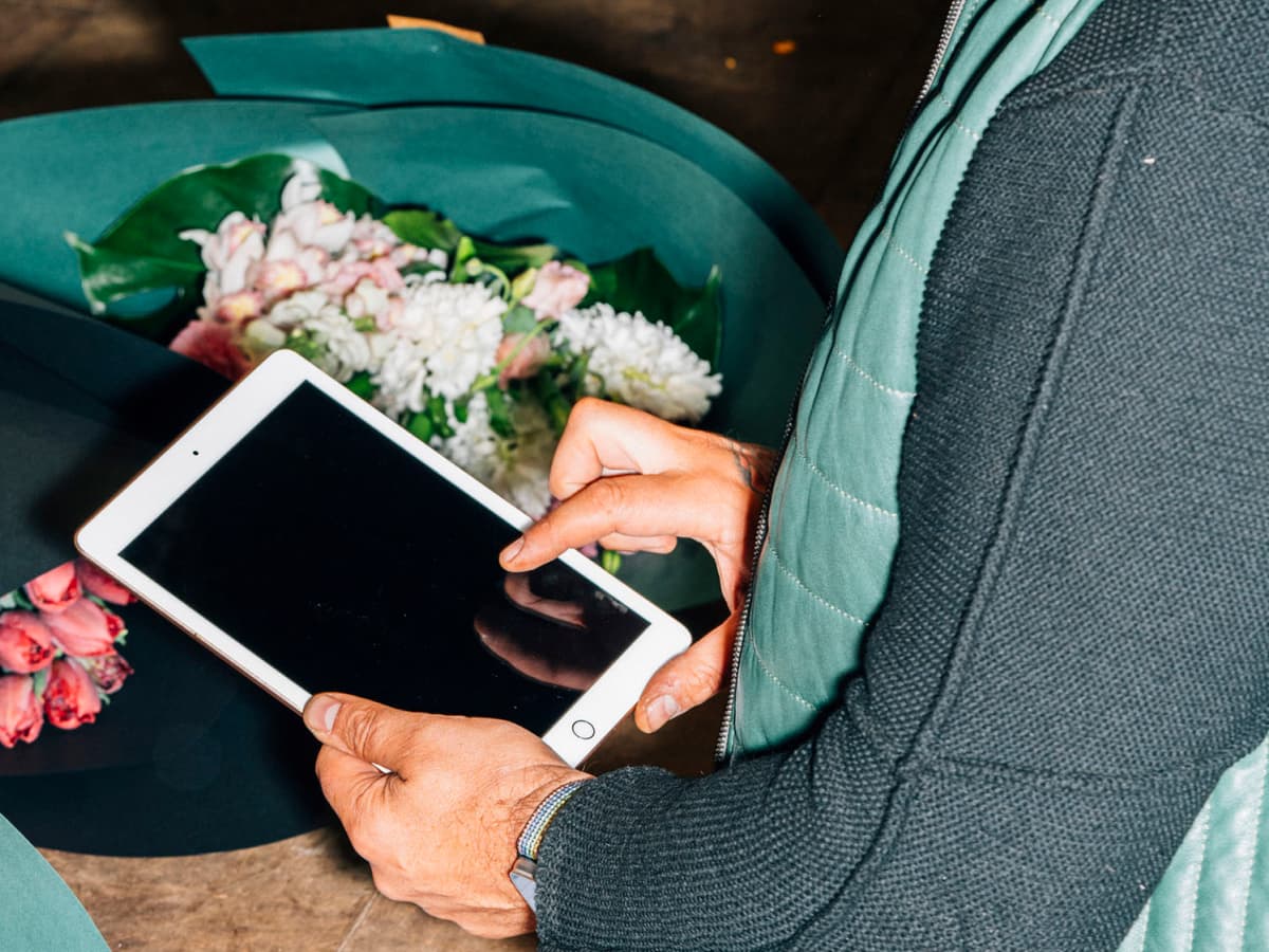 FC-2305-02130-Flowrist-with-iPad-Mid-res